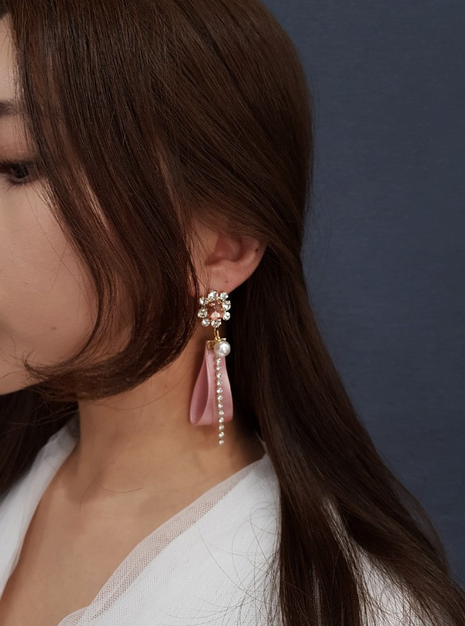 <b><p>Silky pink Unown Drop earrg female Goddess</p></b><b><p>シルキー ピンク オンバル ドロップ イヤリング 女性 女神スタイ アンティークジュエリー</p></b><br /><br /><p align='center'>