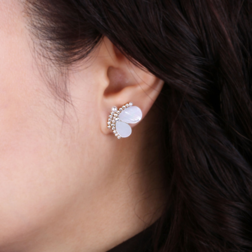 <b><p>Bollare Blowfish White Dog Erings SPE405</p></b><b><p>ボラレ コトナビ卵白のイヤリング SPE405 高品位なスタイ ビューティフル きちんとした感じ</p></b><br /><br /><p align='center'>