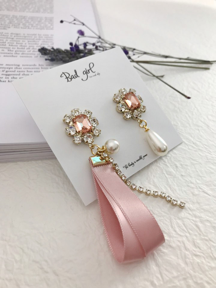 <b><p>Silky pink Unown Drop earrg female Goddess</p></b><b><p>シルキー ピンク オンバル ドロップ イヤリング 女性 女神スタイ アンティークジュエリー</p></b><br /><br /><p align='center'>