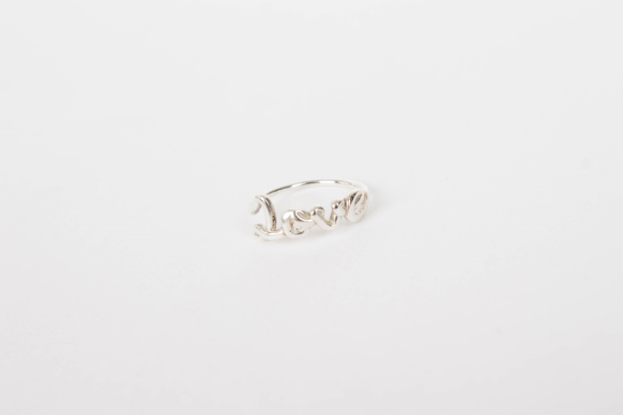 <b><p>LOVE Lettering love Silv female 30s Modn</p></b><b><p>愛 レタリング love シルバー 女性 30代 モダン・アンド・シーク なルック</p></b><br /><br /><p align='center'>