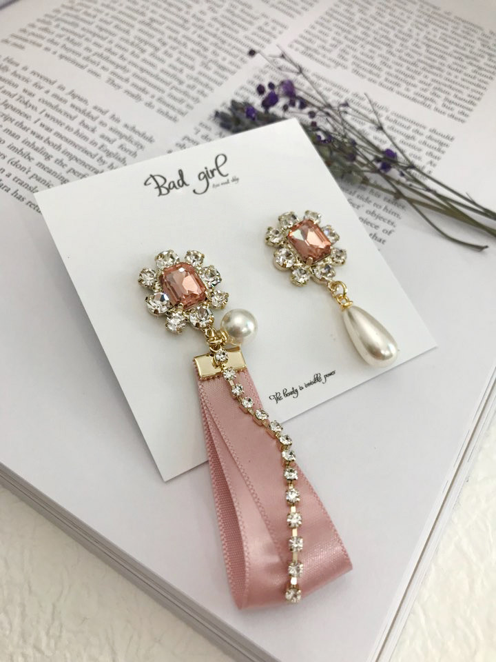 <b><p>Silky pink Unown Drop earrg female Goddess</p></b><b><p>シルキー ピンク オンバル ドロップ イヤリング 女性 女神スタイ アンティークジュエリー</p></b><br /><br /><p align='center'>