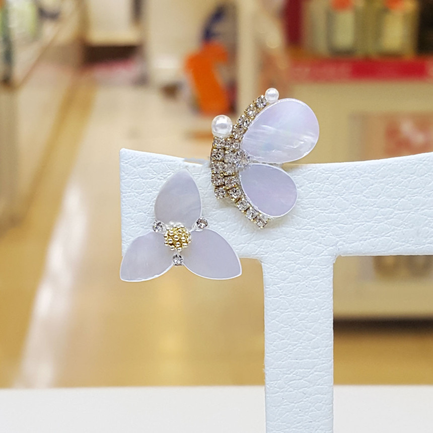 <b><p>Bollare Blowfish White Dog Erings SPE405</p></b><b><p>ボラレ コトナビ卵白のイヤリング SPE405 高品位なスタイ ビューティフル きちんとした感じ</p></b><br /><br /><p align='center'>