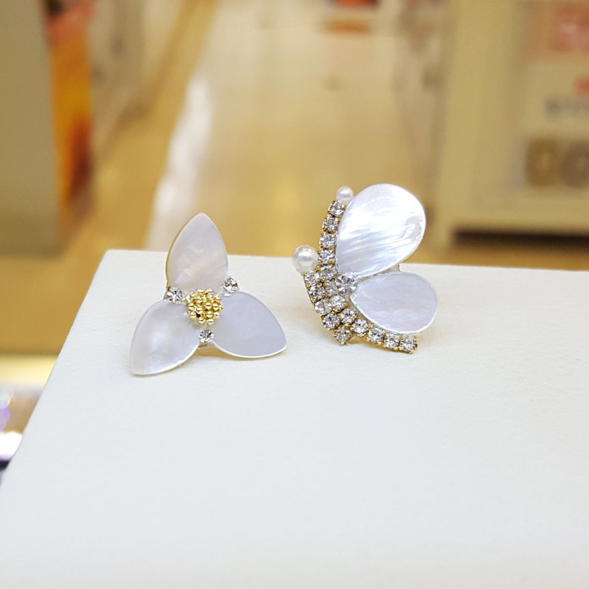 <b><p>Bollare Blowfish White Dog Erings SPE405</p></b><b><p>ボラレ コトナビ卵白のイヤリング SPE405 高品位なスタイ ビューティフル きちんとした感じ</p></b><br /><br /><p align='center'>
