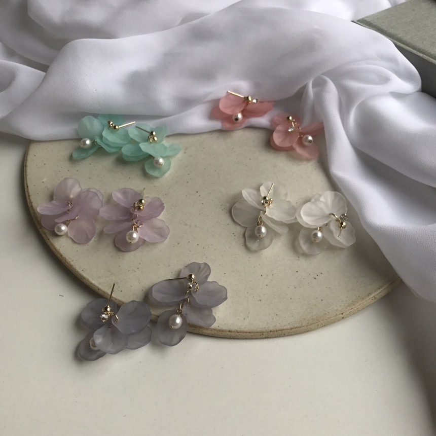 <b><p>Judy no.1 Petaloma Hica arl Drop Erings 5cor</p></b><b><p>ジュディ 第1 花びらホマイカ 真珠 ドロップイヤリング 5色 フリフリピット 女性</p></b><br /><br /><p align='center'>