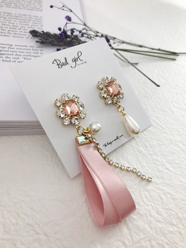 <b><p>Silky pink Unown Drop earrg female Goddess</p></b><b><p>シルキー ピンク オンバル ドロップ イヤリング 女性 女神スタイ アンティークジュエリー</p></b><br /><br /><p align='center'>