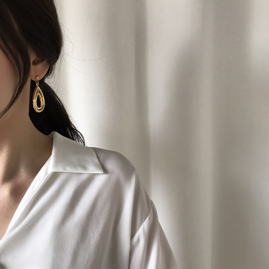 <b><p>Mu gold Silver Drop Earrings Female work</p></b><b><p>ミュー ゴールドシルバー ドロップイヤリング 女性会社員コーディネート モダンシック</p></b><br /><br /><p align='center'>