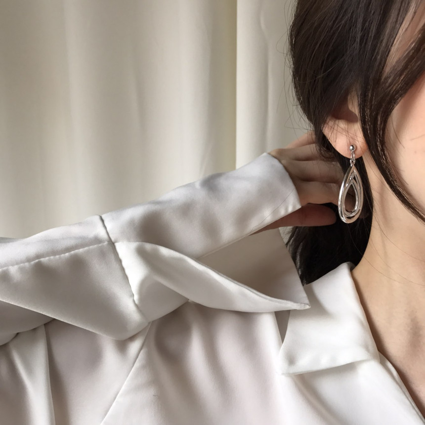 <b><p>Mu gold Silver Drop Earrings Female work</p></b><b><p>ミュー ゴールドシルバー ドロップイヤリング 女性会社員コーディネート モダンシック</p></b><br /><br /><p align='center'>