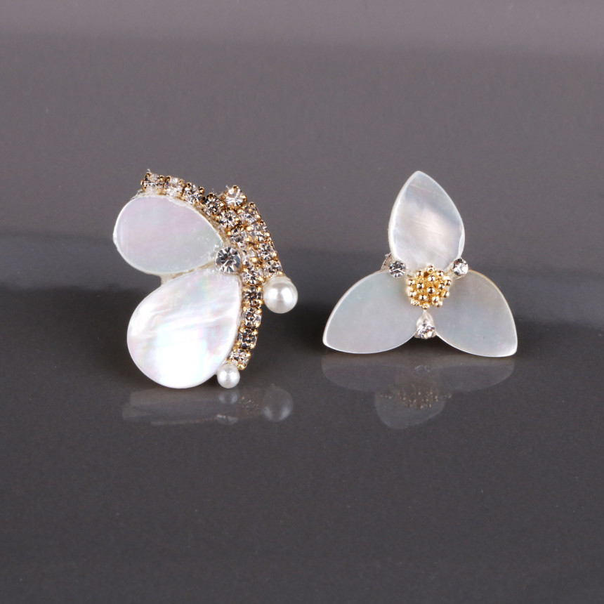 <b><p>Bollare Blowfish White Dog Erings SPE405</p></b><b><p>ボラレ コトナビ卵白のイヤリング SPE405 高品位なスタイ ビューティフル きちんとした感じ</p></b><br /><br /><p align='center'>