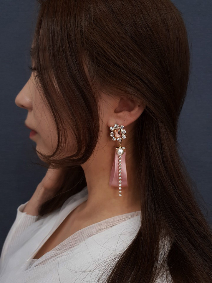 <b><p>Silky pink Unown Drop earrg female Goddess</p></b><b><p>シルキー ピンク オンバル ドロップ イヤリング 女性 女神スタイ アンティークジュエリー</p></b><br /><br /><p align='center'>