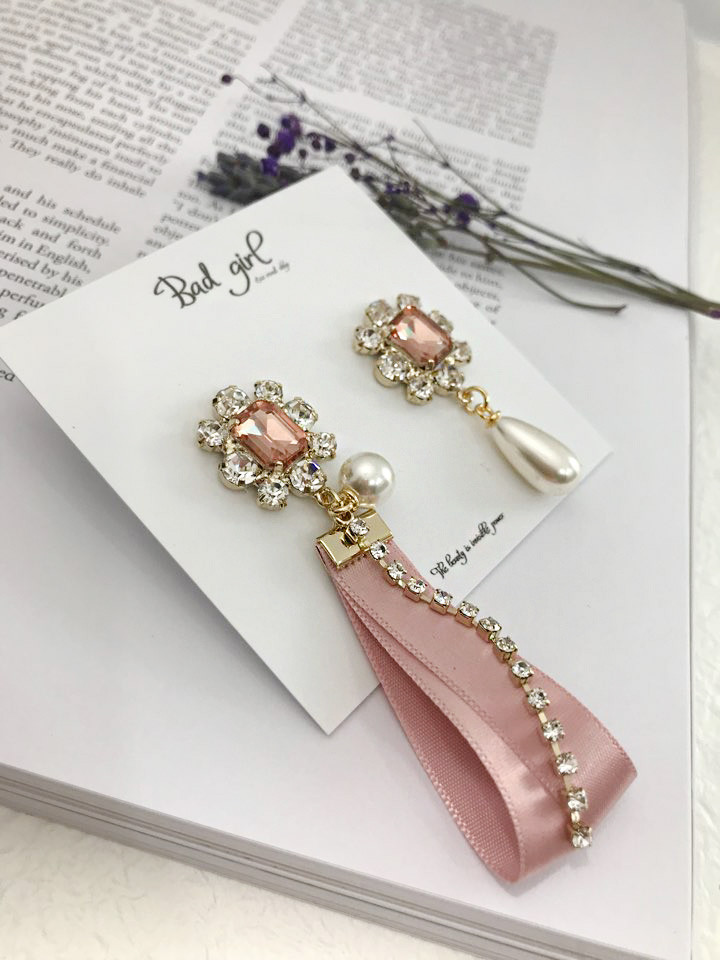 <b><p>Silky pink Unown Drop earrg female Goddess</p></b><b><p>シルキー ピンク オンバル ドロップ イヤリング 女性 女神スタイ アンティークジュエリー</p></b><br /><br /><p align='center'>