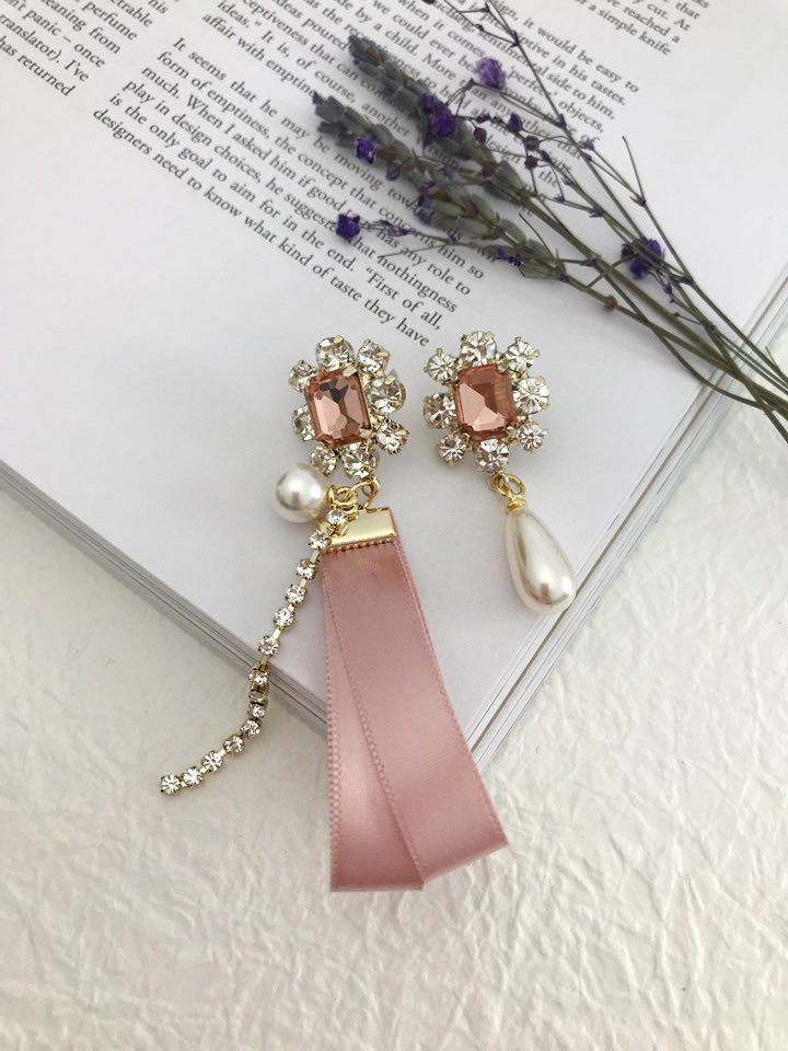 <b><p>Silky pink Unown Drop earrg female Goddess</p></b><b><p>シルキー ピンク オンバル ドロップ イヤリング 女性 女神スタイ アンティークジュエリー</p></b><br /><br /><p align='center'>