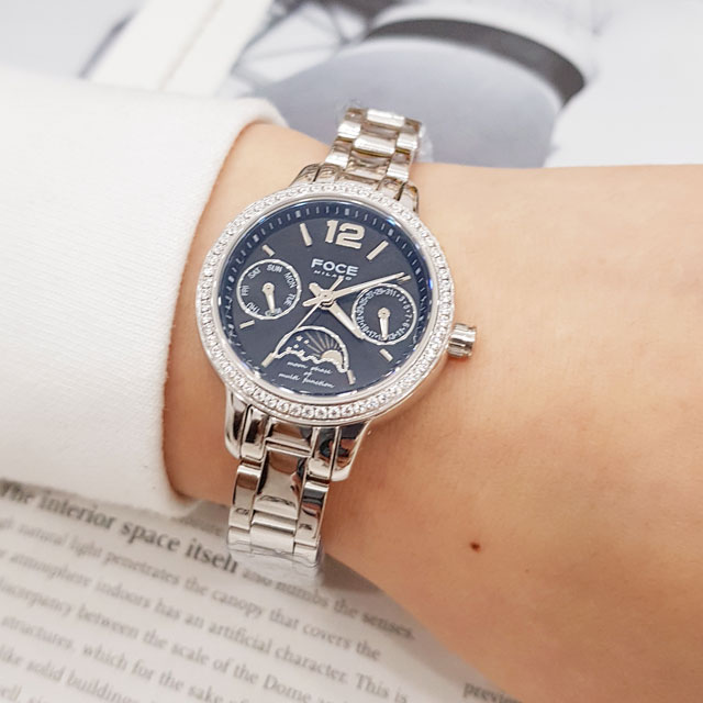 <b><p>Poche Woman Metal wat fele wrist 20's</p></b><b><p>ポチャ 女性 メタル時計 手首 20代 ファッション おすすめ</p></b><br /><br /><p align='center'>
