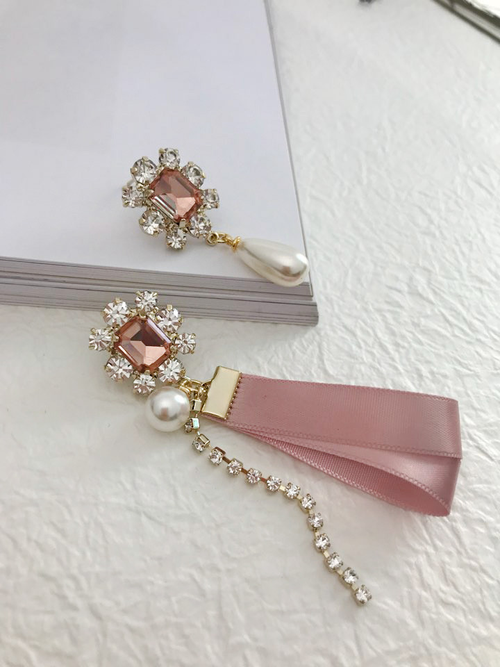 <b><p>Silky pink Unown Drop earrg female Goddess</p></b><b><p>シルキー ピンク オンバル ドロップ イヤリング 女性 女神スタイ アンティークジュエリー</p></b><br /><br /><p align='center'>