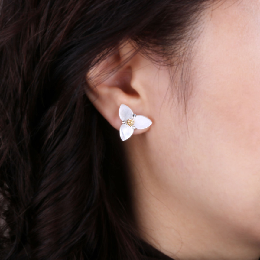 <b><p>Bollare Blowfish White Dog Erings SPE405</p></b><b><p>ボラレ コトナビ卵白のイヤリング SPE405 高品位なスタイ ビューティフル きちんとした感じ</p></b><br /><br /><p align='center'>