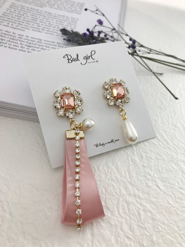 <b><p>Silky pink Unown Drop earrg female Goddess</p></b><b><p>シルキー ピンク オンバル ドロップ イヤリング 女性 女神スタイ アンティークジュエリー</p></b><br /><br /><p align='center'>