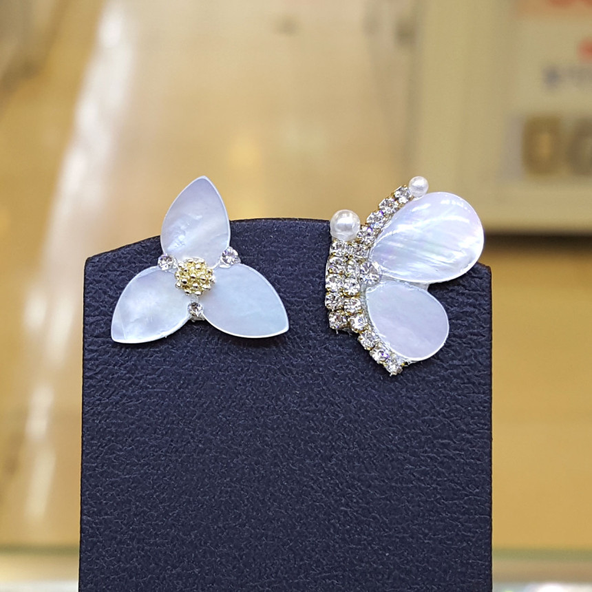 <b><p>Bollare Blowfish White Dog Erings SPE405</p></b><b><p>ボラレ コトナビ卵白のイヤリング SPE405 高品位なスタイ ビューティフル きちんとした感じ</p></b><br /><br /><p align='center'>