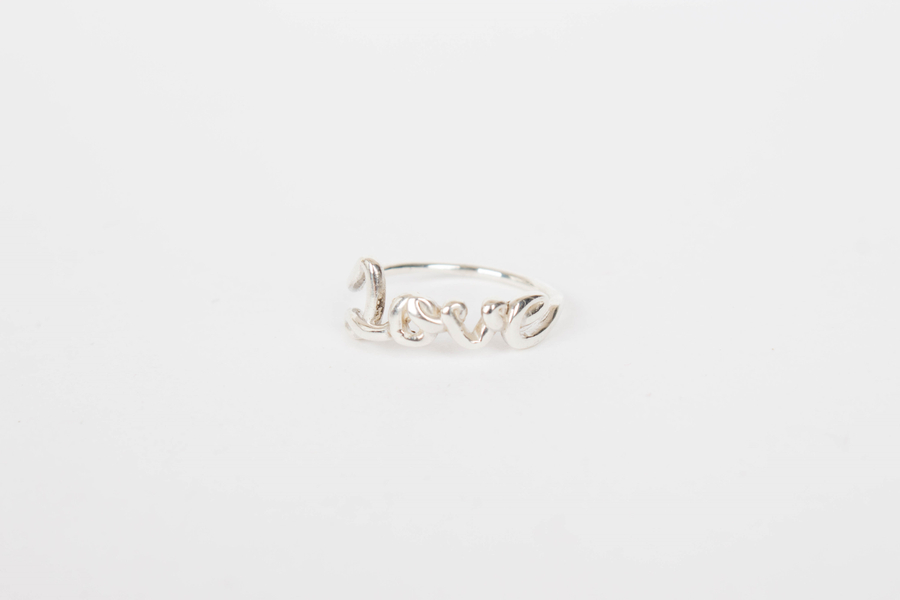 <b><p>LOVE Lettering love Silv female 30s Modn</p></b><b><p>愛 レタリング love シルバー 女性 30代 モダン・アンド・シーク なルック</p></b><br /><br /><p align='center'>