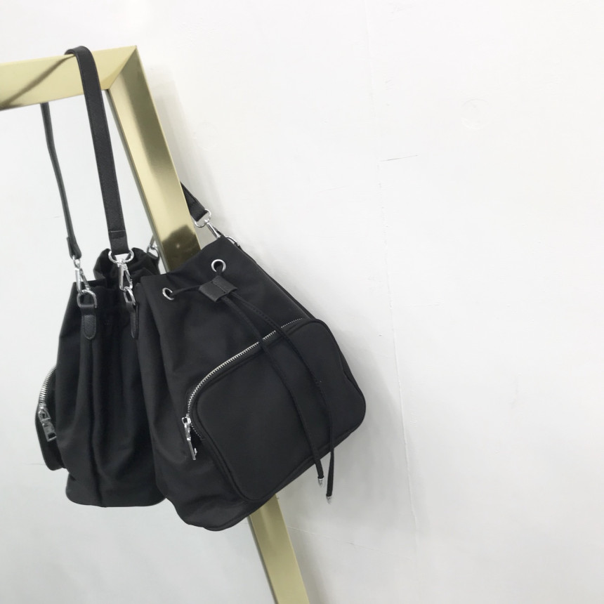 <b><p>Zipper pocket bu bag mini college student</p></b><b><p>ファスナーポケットバケットバックミニ女子大生デイリールックショルダーバッグボクジョリ軽く持ち上げる良</p></b><br /><br /><p align='center'>