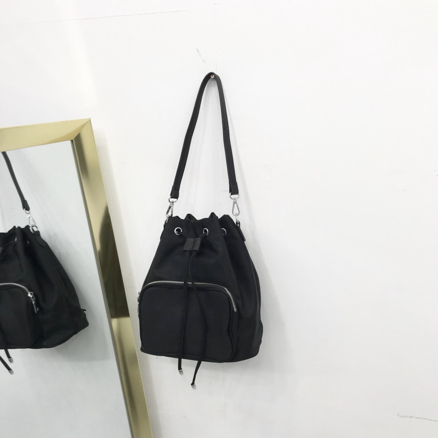 <b><p>Zipper pocket bu bag mini college student</p></b><b><p>ファスナーポケットバケットバックミニ女子大生デイリールックショルダーバッグボクジョリ軽く持ち上げる良</p></b><br /><br /><p align='center'>