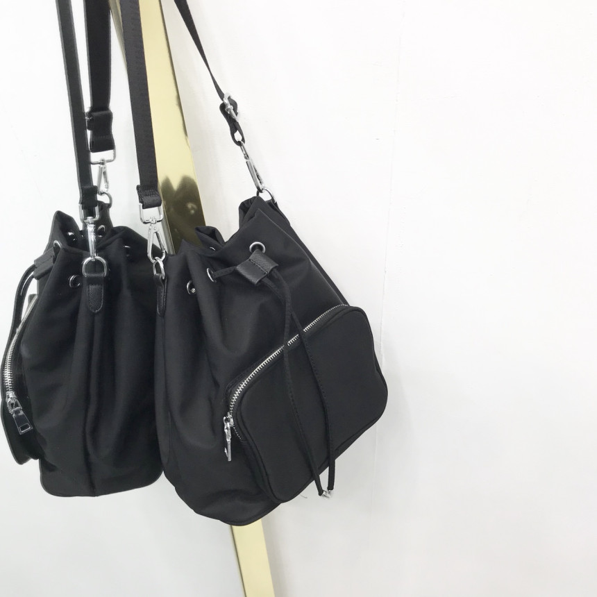 <b><p>Zipper pocket bu bag mini college student</p></b><b><p>ファスナーポケットバケットバックミニ女子大生デイリールックショルダーバッグボクジョリ軽く持ち上げる良</p></b><br /><br /><p align='center'>