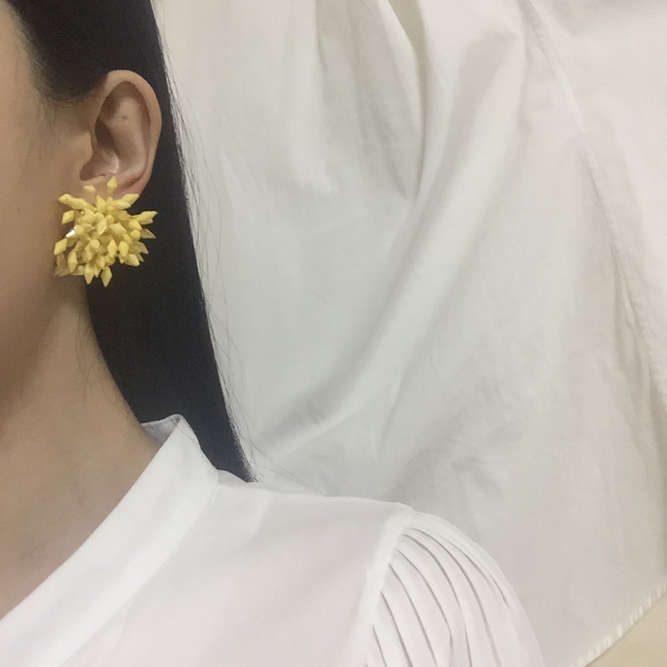 <b><p>Kim Hee-sun Na Yog st Biz Firecracker Bold</p></b><b><p>キム・ヒソン ナヨン セント ビーズ 爆竹 ボールド カラー イヤリング ホワイト</p></b><br /><br /><p align='center'>