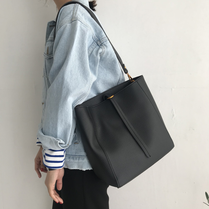 <b><p>Gold ring shouer bag practical Simple wp</p></b><b><p>ゴールドリングショルダーバッグ実用性の良いバッグシンプルショーポベクデイリーコーディネートしやすいモ</p></b><br /><br /><p align='center'>