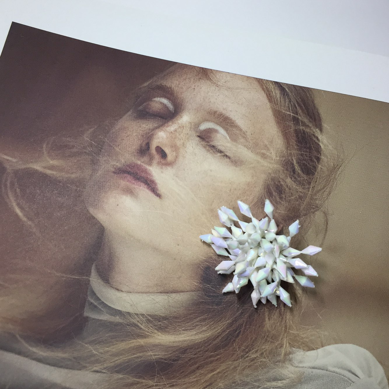 <b><p>Kim Hee-sun Na Yog st Biz Firecracker Bold</p></b><b><p>キム・ヒソン ナヨン セント ビーズ 爆竹 ボールド カラー イヤリング ホワイト</p></b><br /><br /><p align='center'>