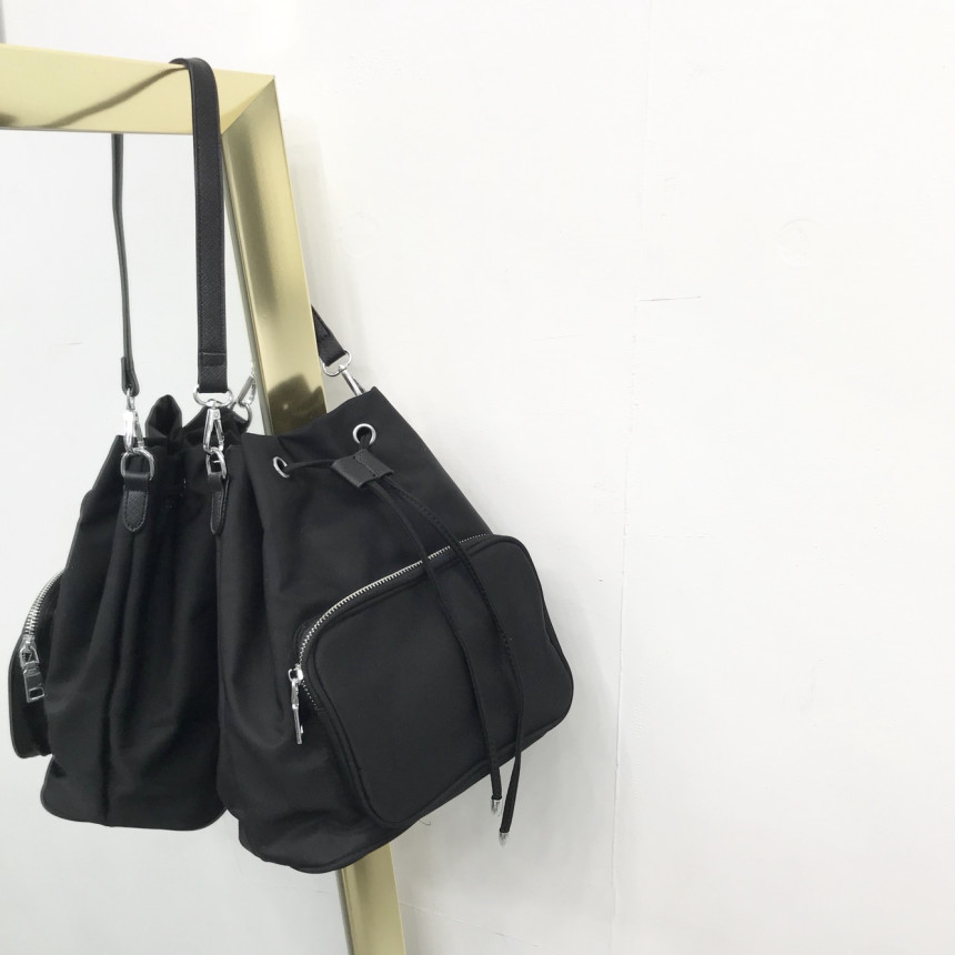 <b><p>Zipper pocket bu bag mini college student</p></b><b><p>ファスナーポケットバケットバックミニ女子大生デイリールックショルダーバッグボクジョリ軽く持ち上げる良</p></b><br /><br /><p align='center'>