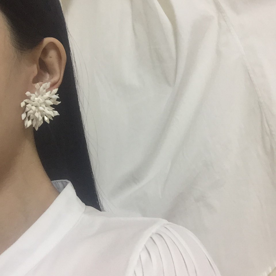 <b><p>Kim Hee-sun Na Yog st Biz Firecracker Bold</p></b><b><p>キム・ヒソン ナヨン セント ビーズ 爆竹 ボールド カラー イヤリング ホワイト</p></b><br /><br /><p align='center'>