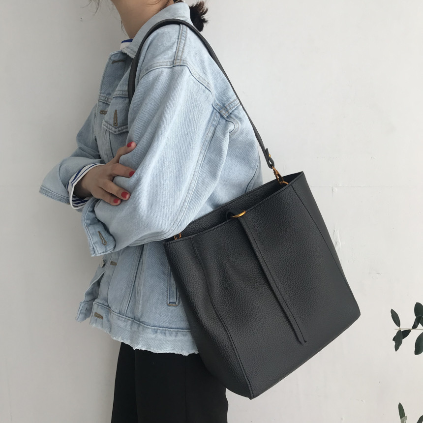 <b><p>Gold ring shouer bag practical Simple wp</p></b><b><p>ゴールドリングショルダーバッグ実用性の良いバッグシンプルショーポベクデイリーコーディネートしやすいモ</p></b><br /><br /><p align='center'>