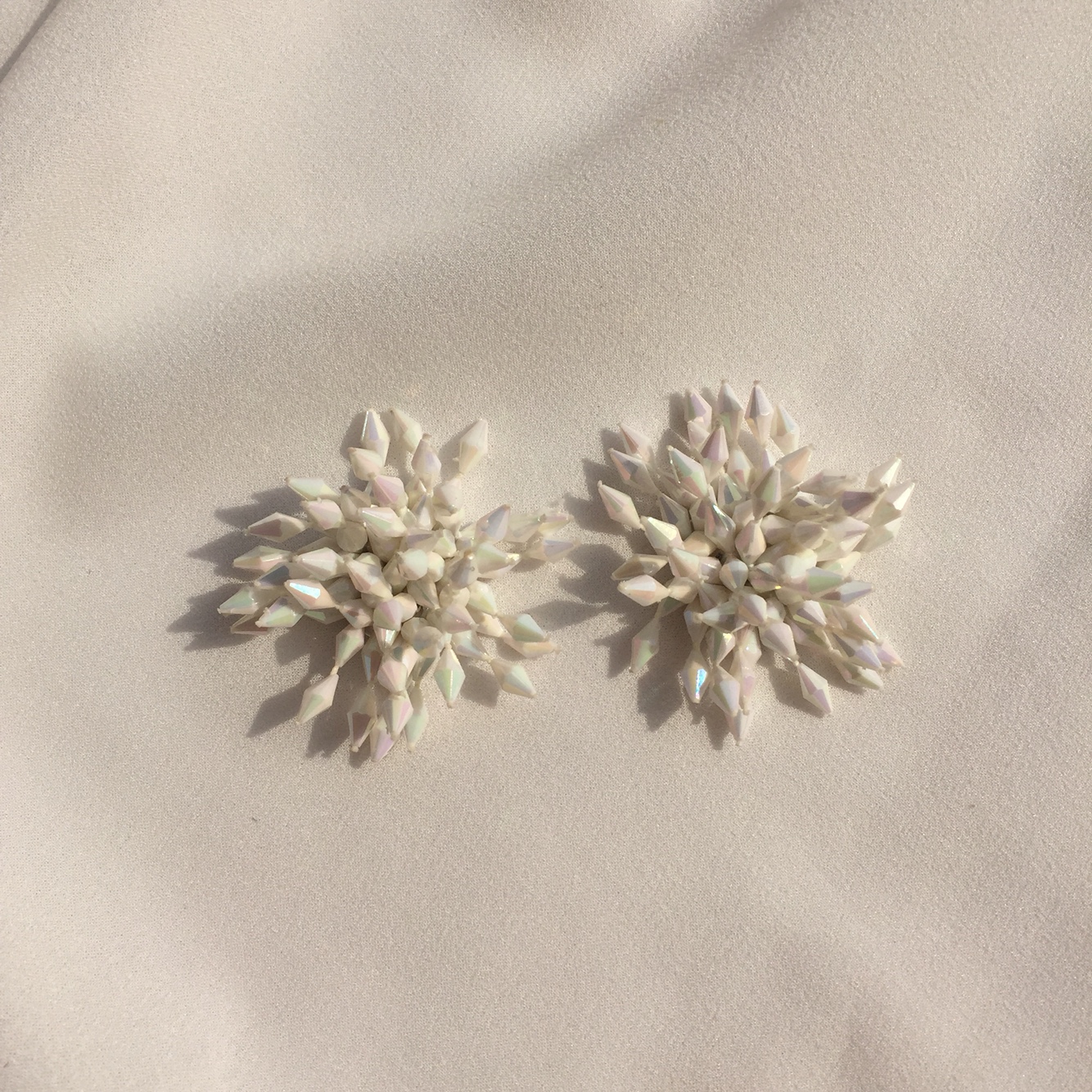 <b><p>Kim Hee Sun and Na Yog Flower earrings Small</p></b><b><p>キム・ヒソン、キム・ナヨンst 花のイヤリング スモールサイズ、 グィチ可能 トーク運転</p></b><br /><br /><p align='center'>