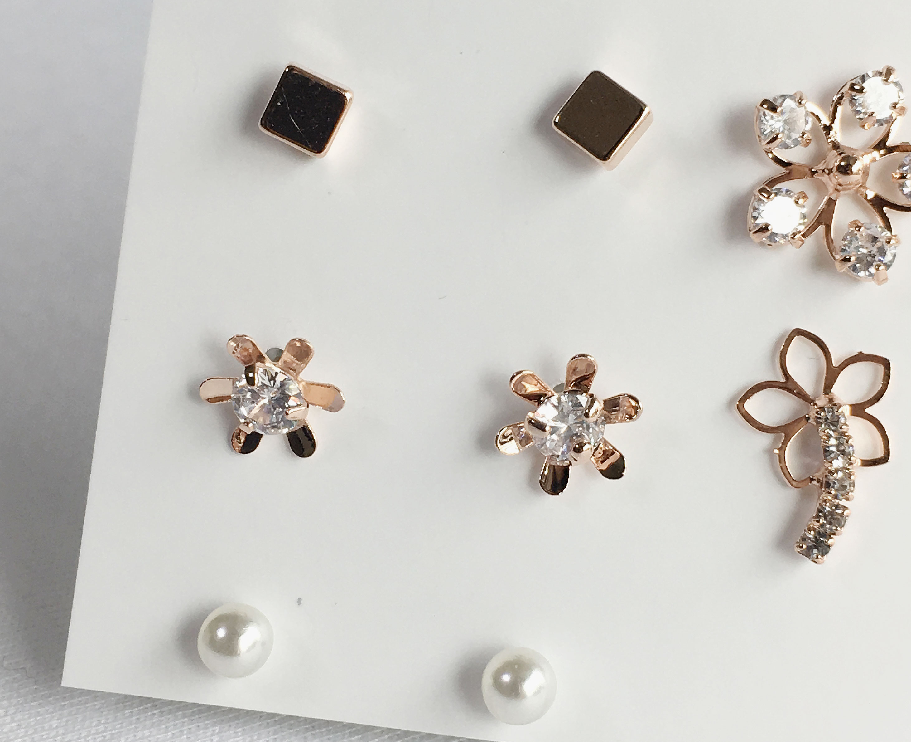 <b><p>daily flower Cubic Drop earring 14 pieces</p></b><b><p>デイリー フラワー キュービック ドロップ イヤリング 14ピース シンプルな セット</p></b><br /><br /><p align='center'>