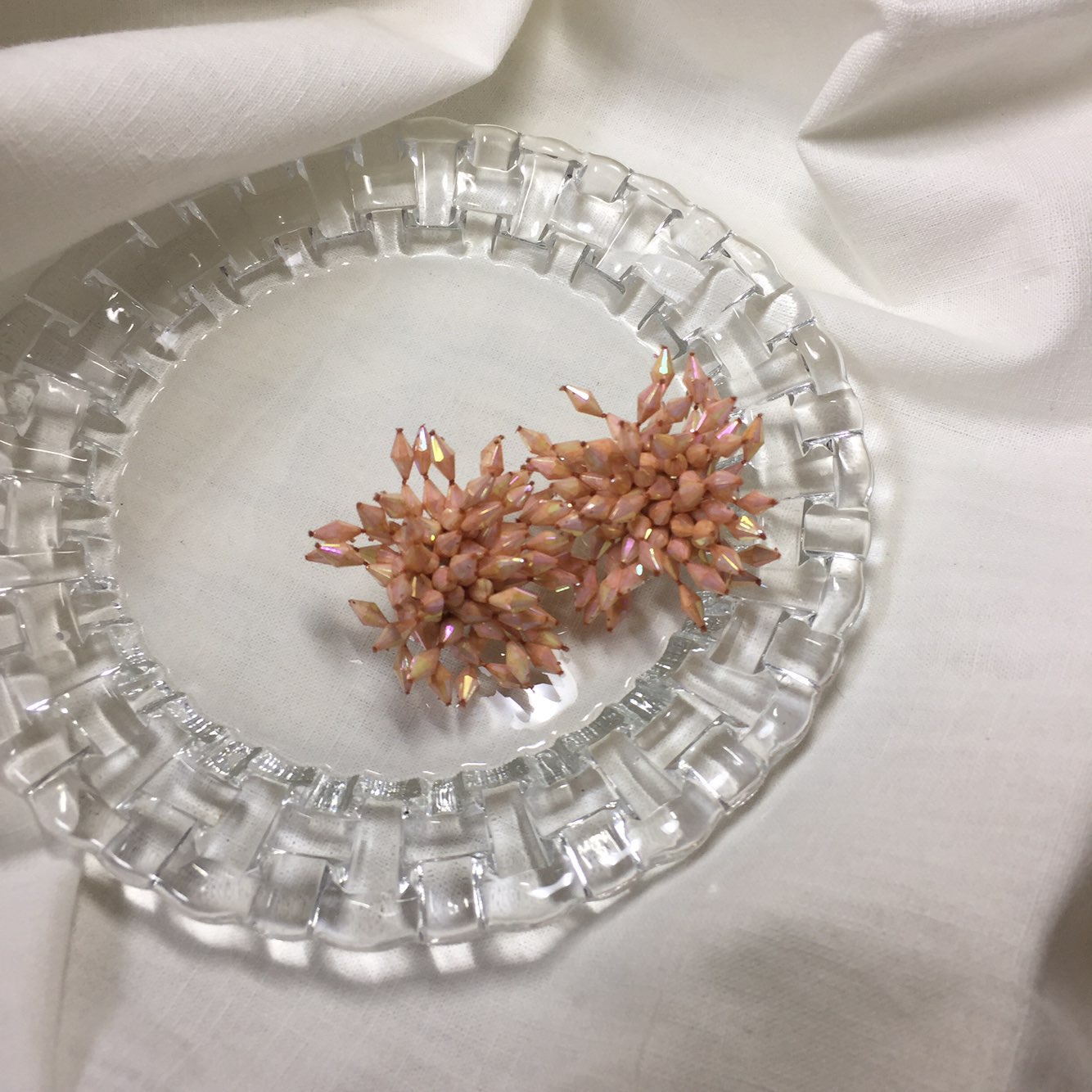 <b><p>Kim Hee-sun Na Yog st Biz Firecracker Bold</p></b><b><p>キム・ヒソン ナヨン セント ビーズ 爆竹 ボールド カラー イヤリング ホワイト</p></b><br /><br /><p align='center'>