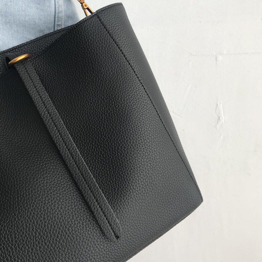 <b><p>Gold ring shouer bag practical Simple wp</p></b><b><p>ゴールドリングショルダーバッグ実用性の良いバッグシンプルショーポベクデイリーコーディネートしやすいモ</p></b><br /><br /><p align='center'>