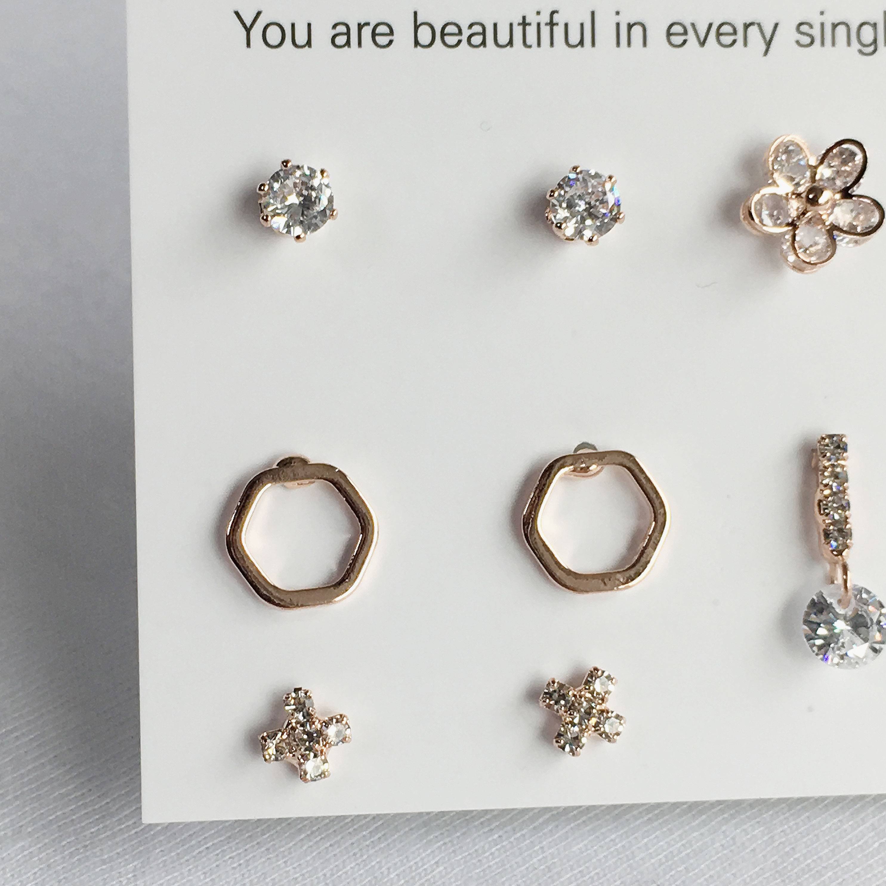 <b><p>daily flower Cubic Drop earring 14 pieces</p></b><b><p>デイリー フラワー キュービック ドロップ イヤリング 14ピース シンプルな セット</p></b><br /><br /><p align='center'>