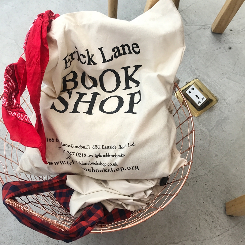<b><p>Production Brick Lane Bookshop Ld store Eco</p></b><b><p>製作ブリックレーンブクシャプロンドン書店エコバッグ英国のデイリーベージュbookshop</p></b><br /><br /><p align='center'>