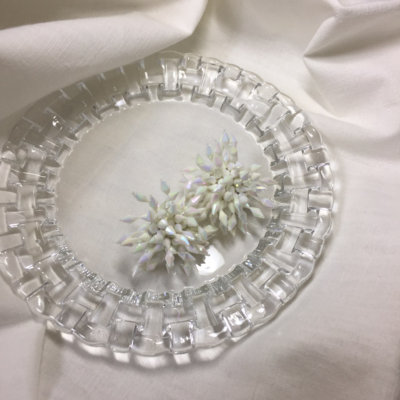 <b><p>Kim Hee-sun Na Yog st Biz Firecracker Bold</p></b><b><p>キム・ヒソン ナヨン セント ビーズ 爆竹 ボールド カラー イヤリング ホワイト</p></b><br /><br /><p align='center'>