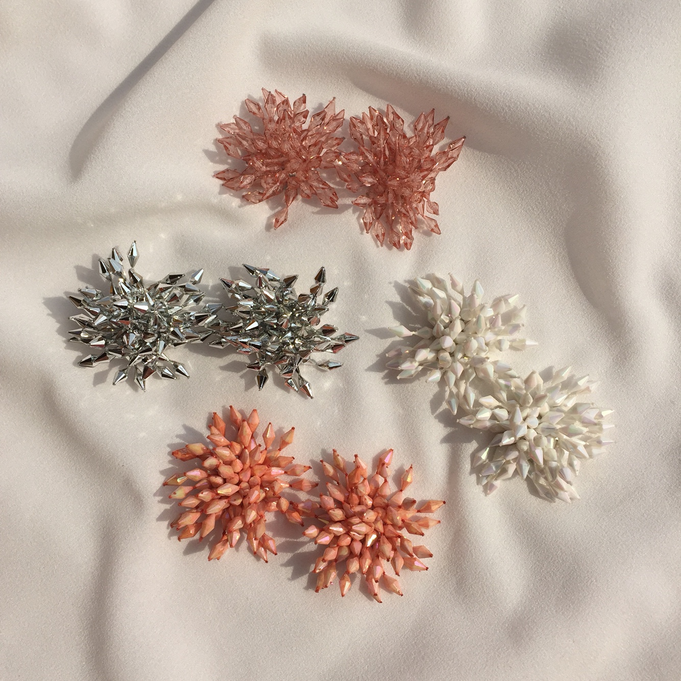 <b><p>Kim Hee Sun and Na Yog Flower earrings Small</p></b><b><p>キム・ヒソン、キム・ナヨンst 花のイヤリング スモールサイズ、 グィチ可能 トーク運転</p></b><br /><br /><p align='center'>