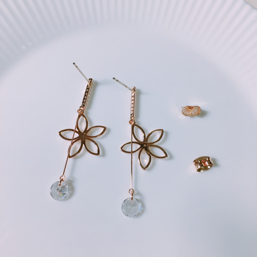<b><p>Luce Bly flower earrings LKJ1151 attractive</p></b><b><p>ルーチェ アセンブリの花のイヤリング LKJ1151 魅力的な ウンチム 一つだけで説得力の</p></b><br /><br /><p align='center'>