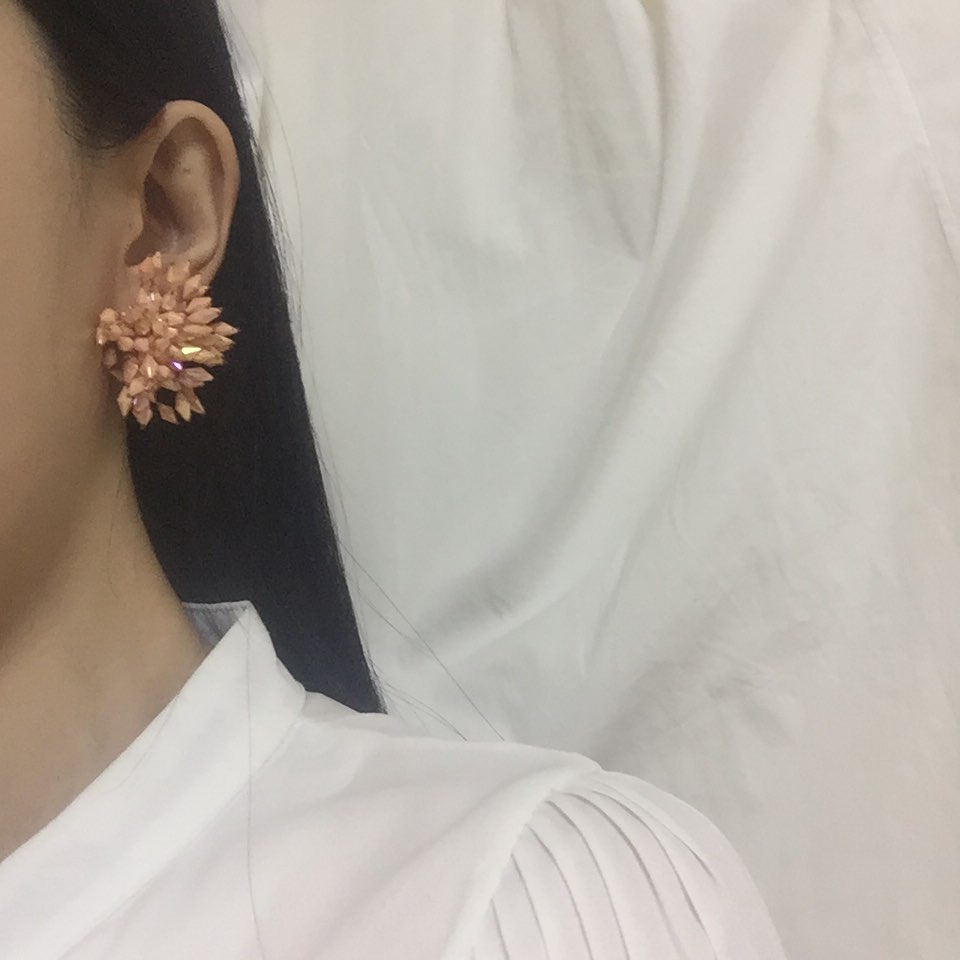 <b><p>Kim Hee-sun Na Yog st Biz Firecracker Bold</p></b><b><p>キム・ヒソン ナヨン セント ビーズ 爆竹 ボールド カラー イヤリング ホワイト</p></b><br /><br /><p align='center'>