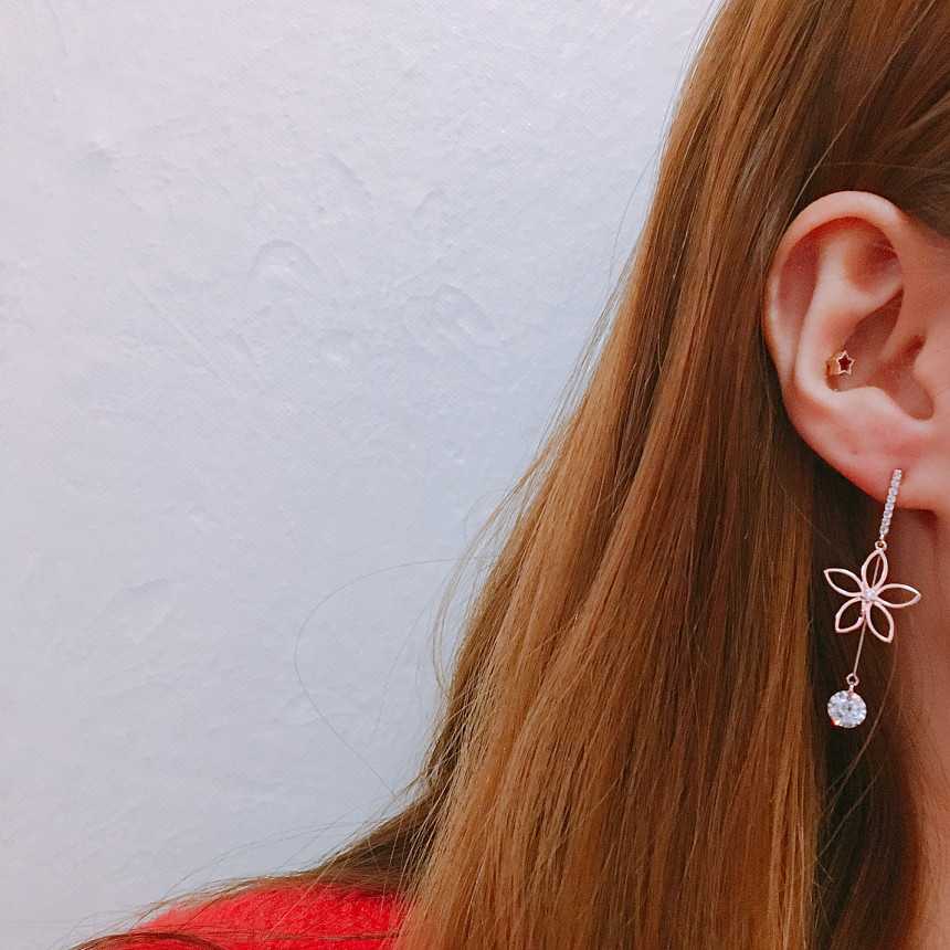 <b><p>Luce Bly flower earrings LKJ1151 attractive</p></b><b><p>ルーチェ アセンブリの花のイヤリング LKJ1151 魅力的な ウンチム 一つだけで説得力の</p></b><br /><br /><p align='center'>