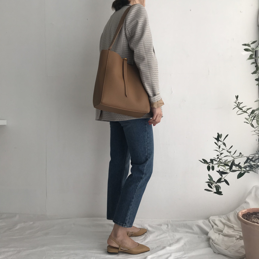 <b><p>Gold ring shouer bag practical Simple wp</p></b><b><p>ゴールドリングショルダーバッグ実用性の良いバッグシンプルショーポベクデイリーコーディネートしやすいモ</p></b><br /><br /><p align='center'>