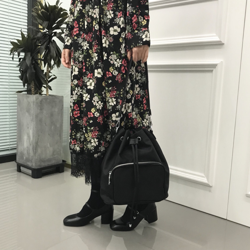 <b><p>Zipper pocket bu bag mini college student</p></b><b><p>ファスナーポケットバケットバックミニ女子大生デイリールックショルダーバッグボクジョリ軽く持ち上げる良</p></b><br /><br /><p align='center'>