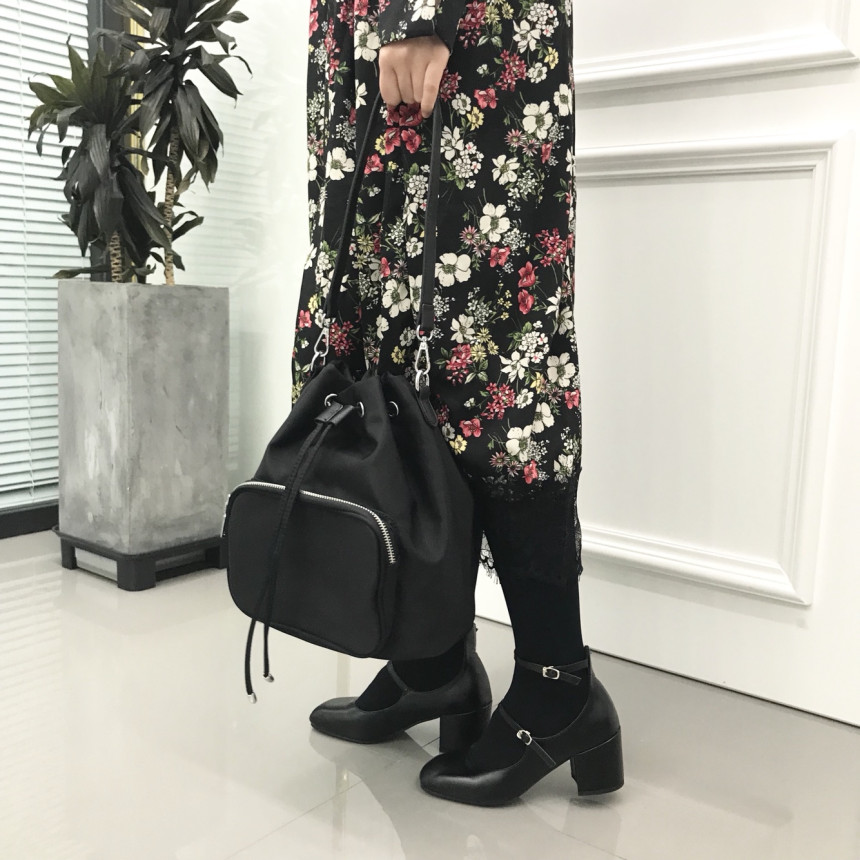 <b><p>Zipper pocket bu bag mini college student</p></b><b><p>ファスナーポケットバケットバックミニ女子大生デイリールックショルダーバッグボクジョリ軽く持ち上げる良</p></b><br /><br /><p align='center'>