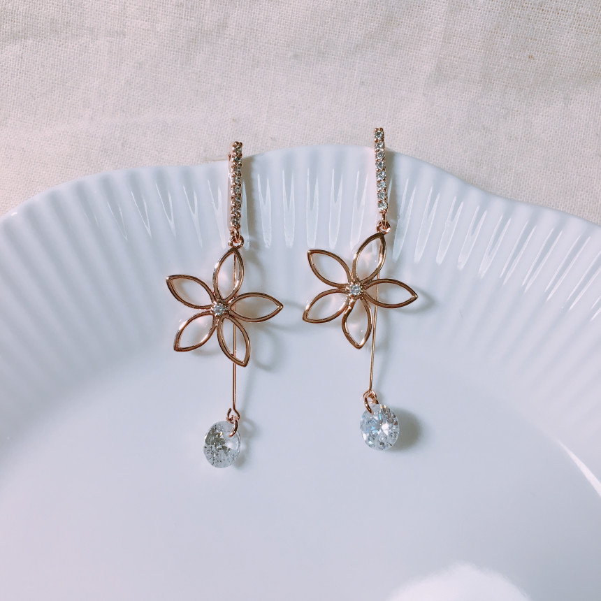<b><p>Luce Bly flower earrings LKJ1151 attractive</p></b><b><p>ルーチェ アセンブリの花のイヤリング LKJ1151 魅力的な ウンチム 一つだけで説得力の</p></b><br /><br /><p align='center'>