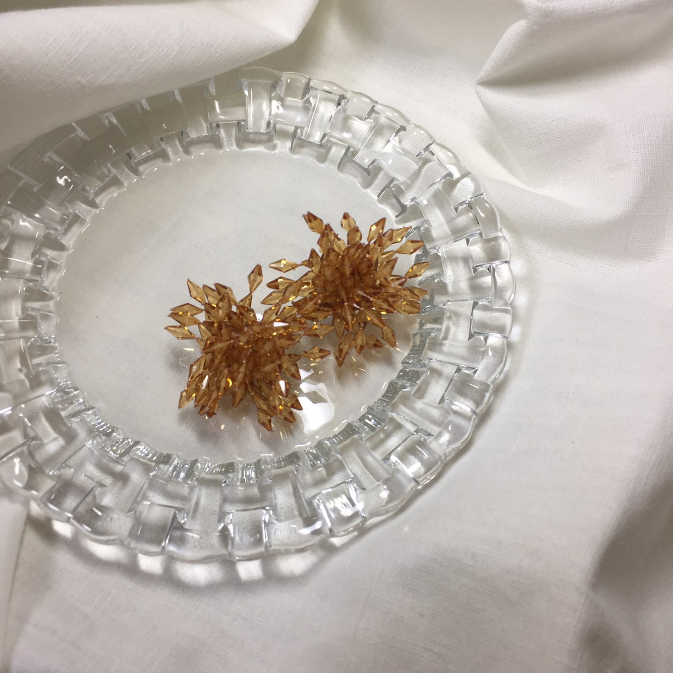 <b><p>Kim Hee-sun Na Yog st Biz Firecracker Bold</p></b><b><p>キム・ヒソン ナヨン セント ビーズ 爆竹 ボールド カラー イヤリング ホワイト</p></b><br /><br /><p align='center'>