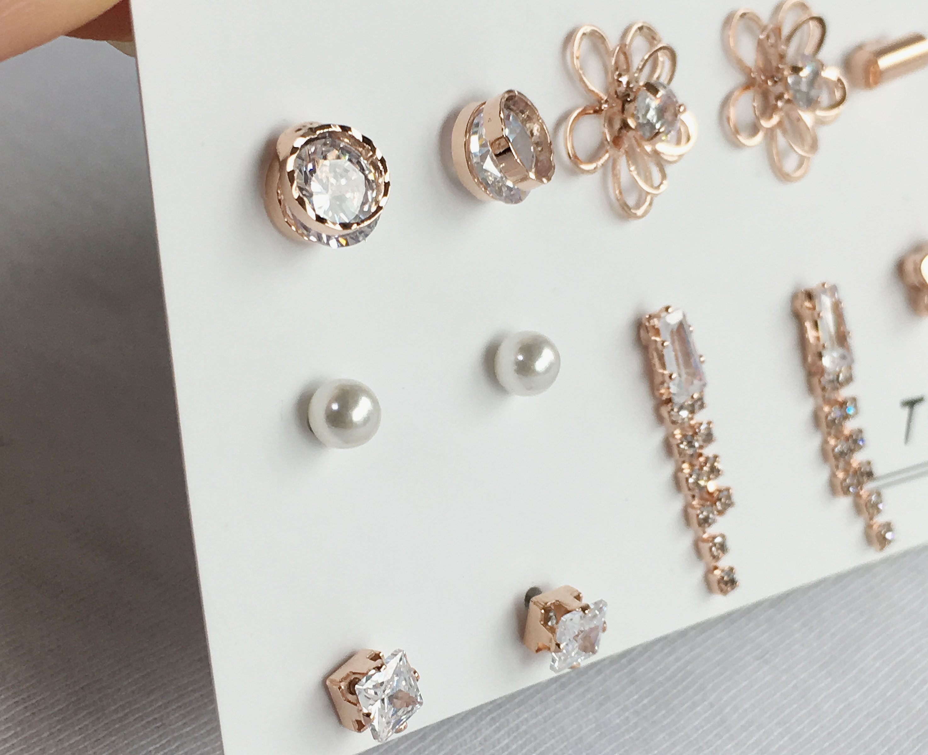 <b><p>daily flower Cubic Drop earring 14 pieces</p></b><b><p>デイリー フラワー キュービック ドロップ イヤリング 14ピース シンプルな セット</p></b><br /><br /><p align='center'>