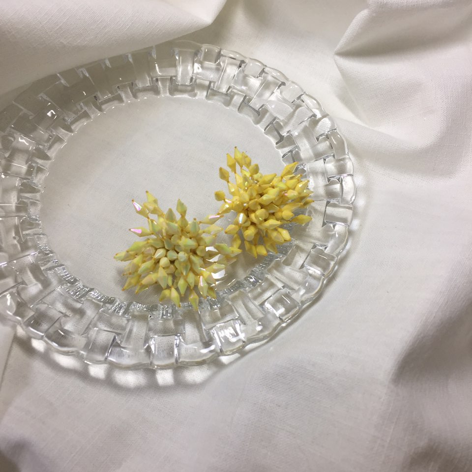 <b><p>Kim Hee-sun Na Yog st Biz Firecracker Bold</p></b><b><p>キム・ヒソン ナヨン セント ビーズ 爆竹 ボールド カラー イヤリング ホワイト</p></b><br /><br /><p align='center'>