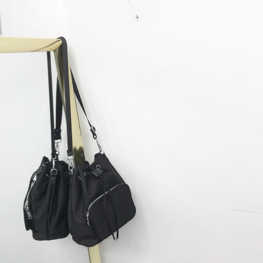 <b><p>Zipper pocket bu bag mini college student</p></b><b><p>ファスナーポケットバケットバックミニ女子大生デイリールックショルダーバッグボクジョリ軽く持ち上げる良</p></b><br /><br /><p align='center'>