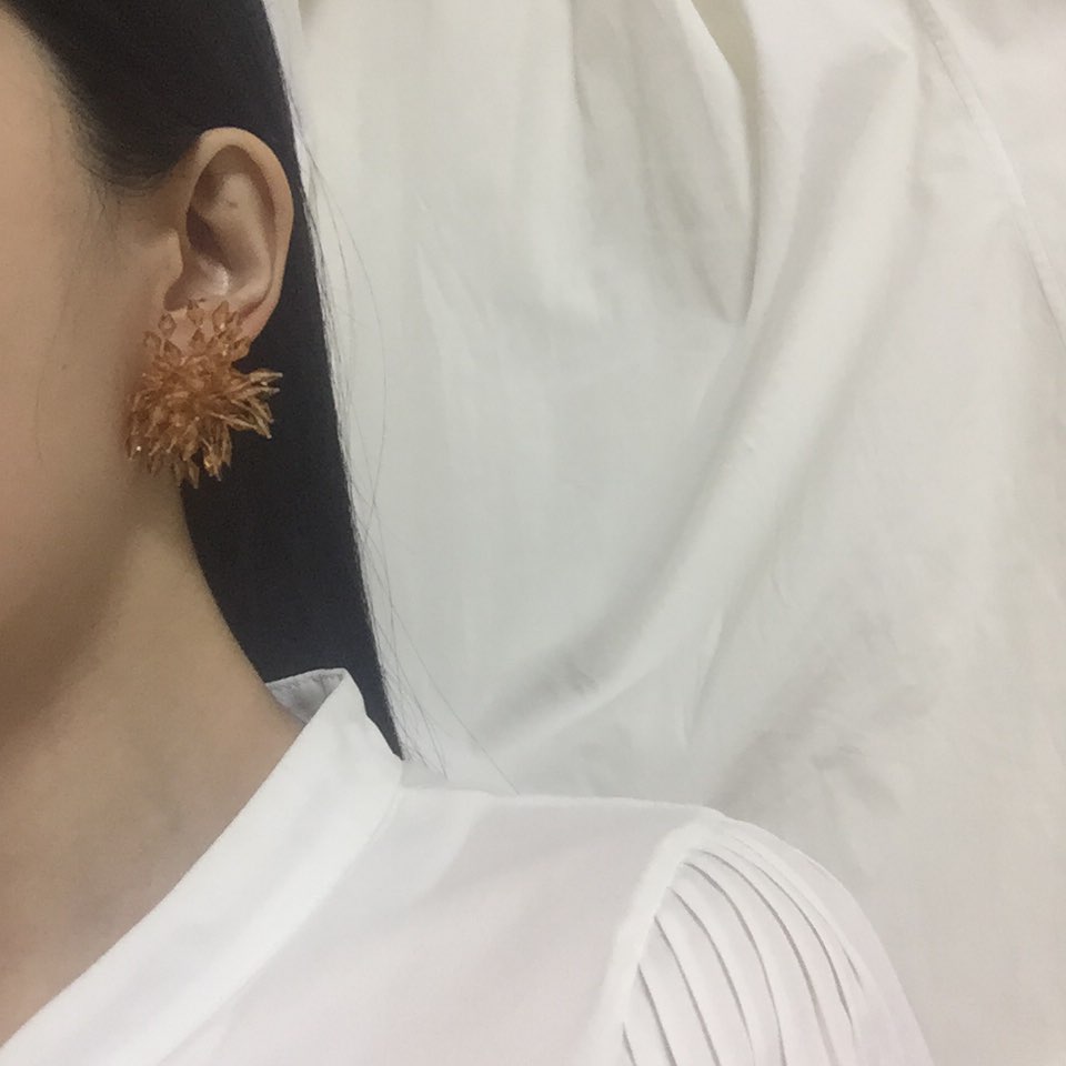 <b><p>Kim Hee-sun Na Yog st Biz Firecracker Bold</p></b><b><p>キム・ヒソン ナヨン セント ビーズ 爆竹 ボールド カラー イヤリング ホワイト</p></b><br /><br /><p align='center'>